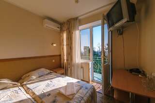 Гостиница Золотая Пальма Хоста Двухместный номер с 1 кроватью или 2 отдельными кроватями и балконом-2